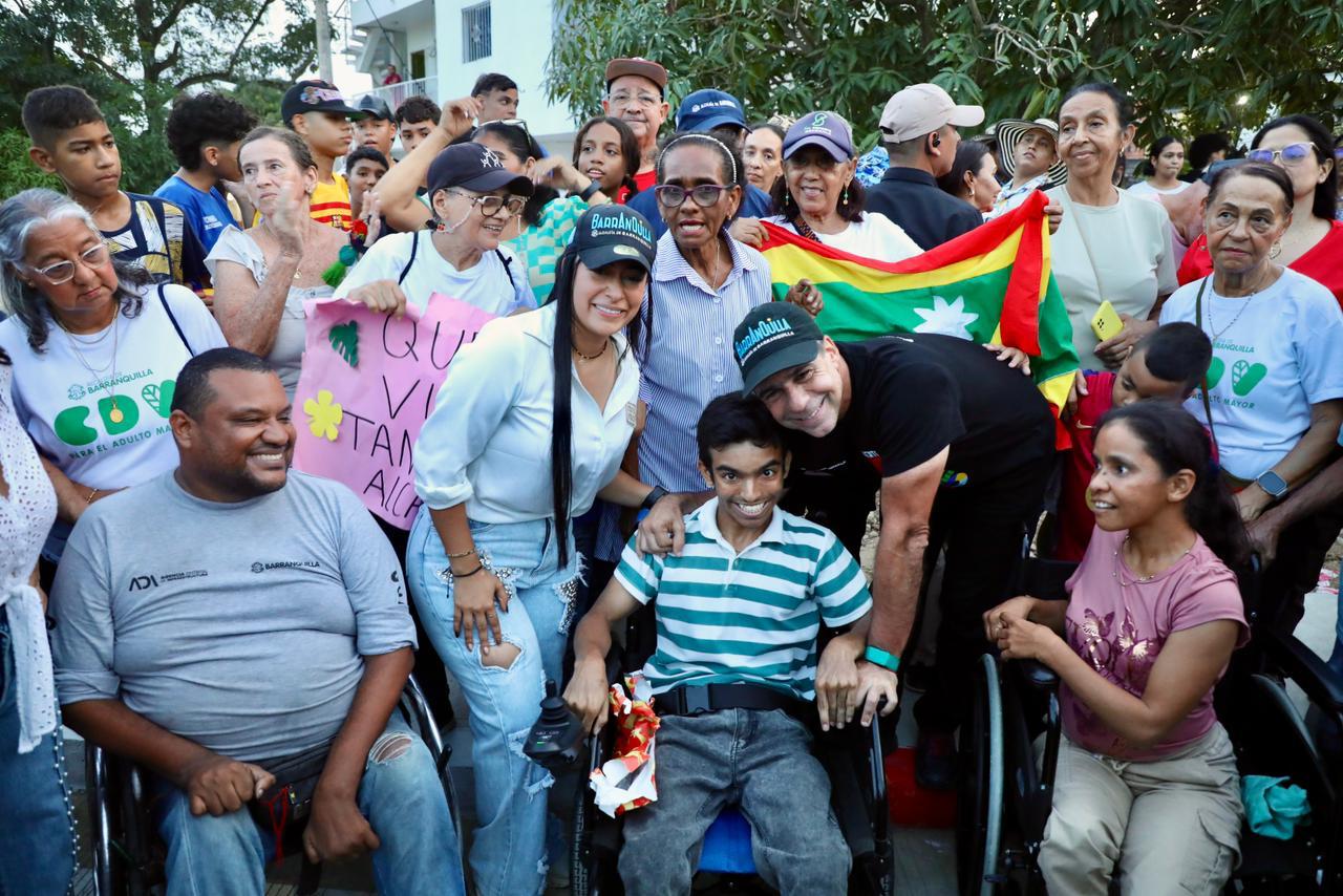 El alcalde Alejandro Char comparte con personas con discapacidad y cuidadores en una jornada de inclusión.