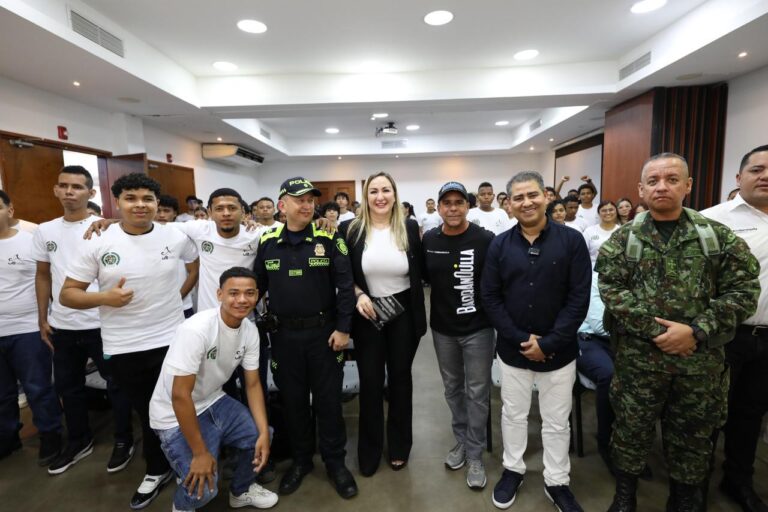 El alcalde Alejandro Char, junto a la Policía Nacional, directivos y jóvenes beneficiarios