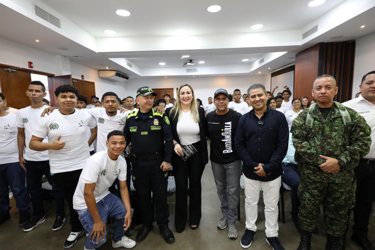 El alcalde Alejandro Char, junto a la Policía Nacional, directivos y jóvenes beneficiarios