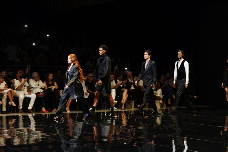 Modelos desfilando en pasarela