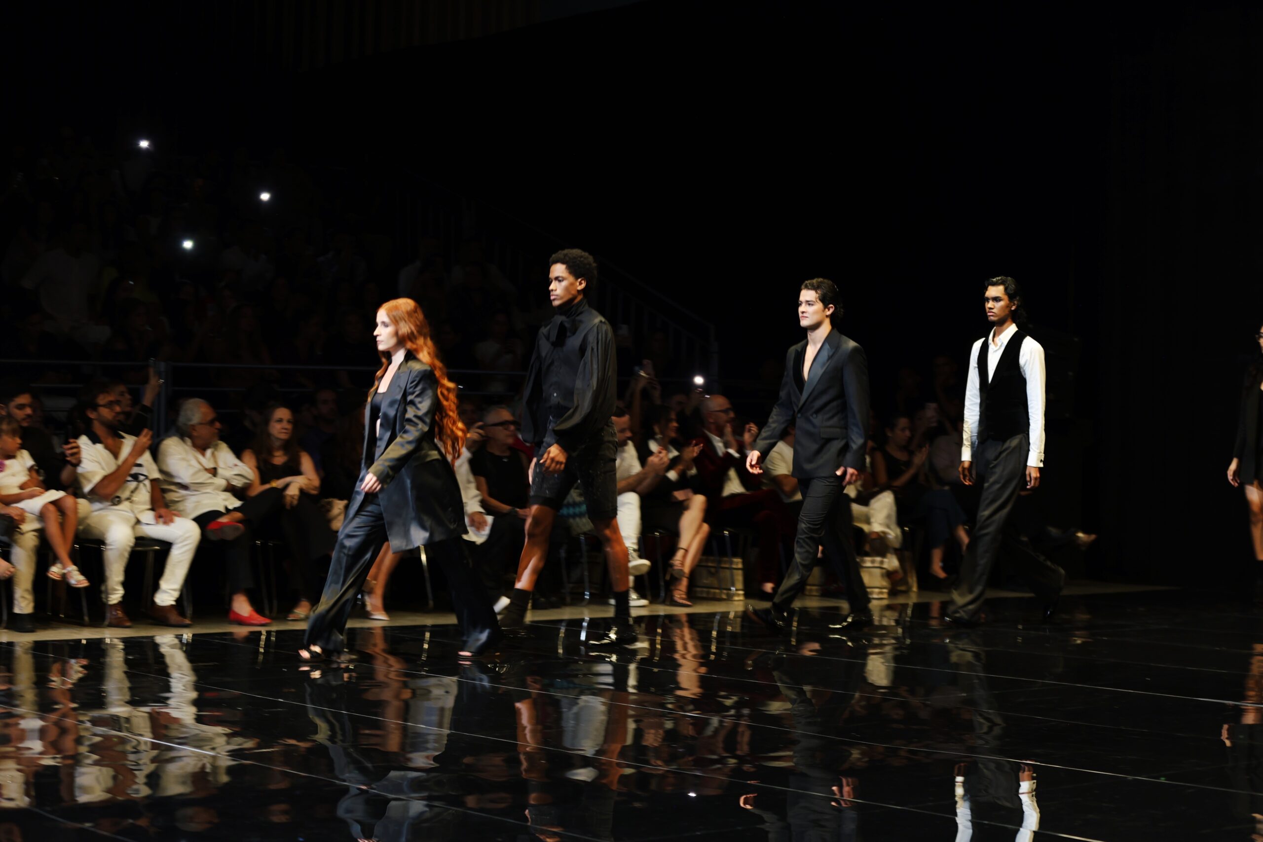 Modelos desfilando en pasarela