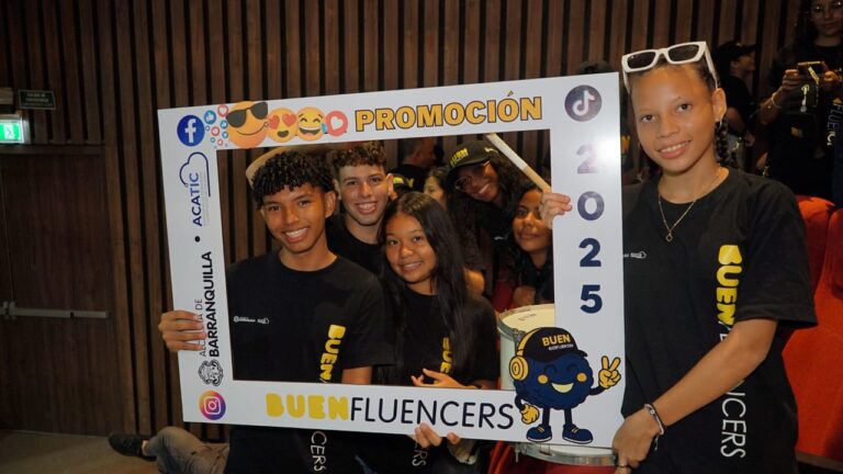 Jóvenes en un auditorio sosteniendo un marco promocional con el texto “PROMOCIÓN 2025” y “BUENFLUENCERS”