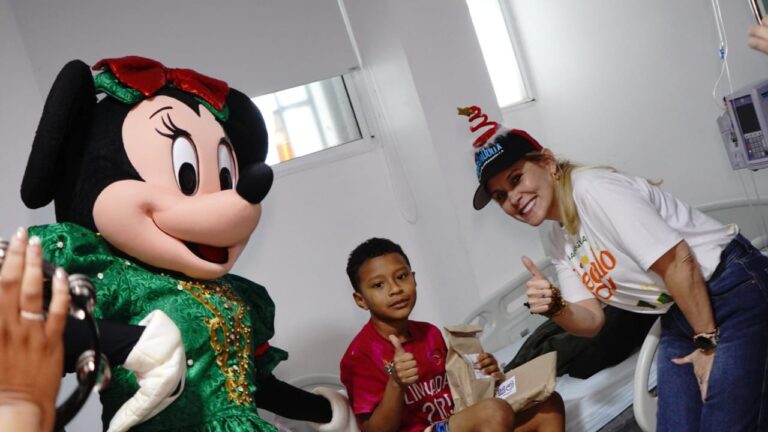 La directora de primera infancia junto a un niño y Minnie mouse.