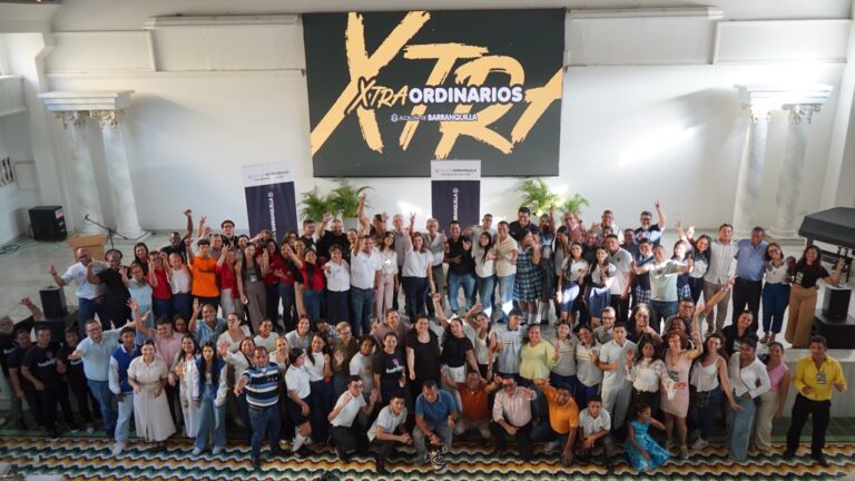 La secretaria de educación Paola Amar, junto grupo de estudiantes, docentes y funcionarios posa frente a la cámara celebrando el cierre del proyecto “Extraordinarios”.