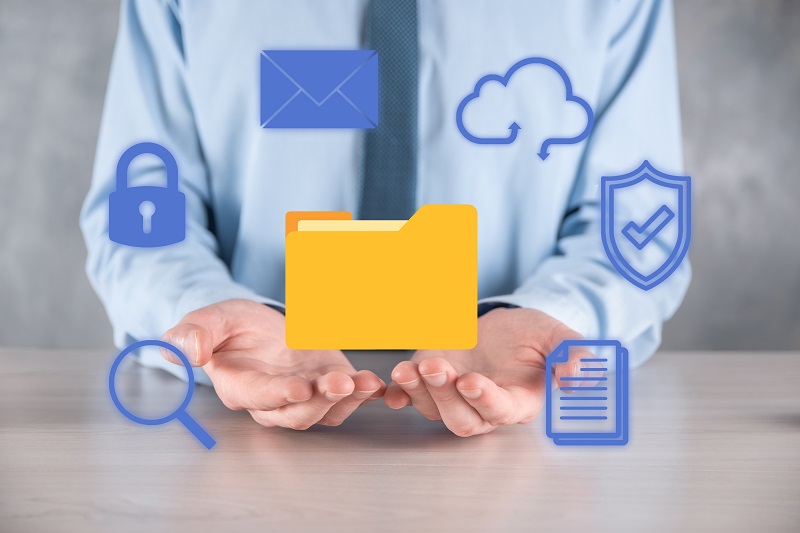 Folder entre manos de una persona con iconos flotantes alrededor.