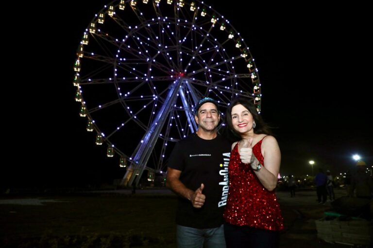 El Acalde Alejandro Char posando junto a la primera dama Katia Nule frente a la Luna del Rio