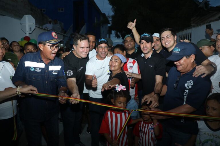Alcalde Alejandro Char entregando una vía en el barrio Las Flores