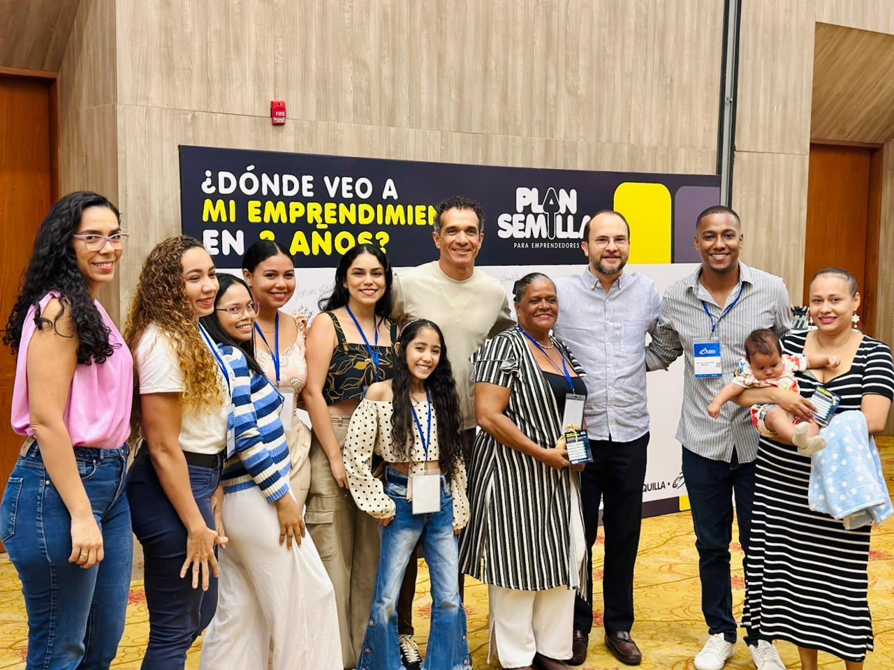 Secretario junto a emprendedores