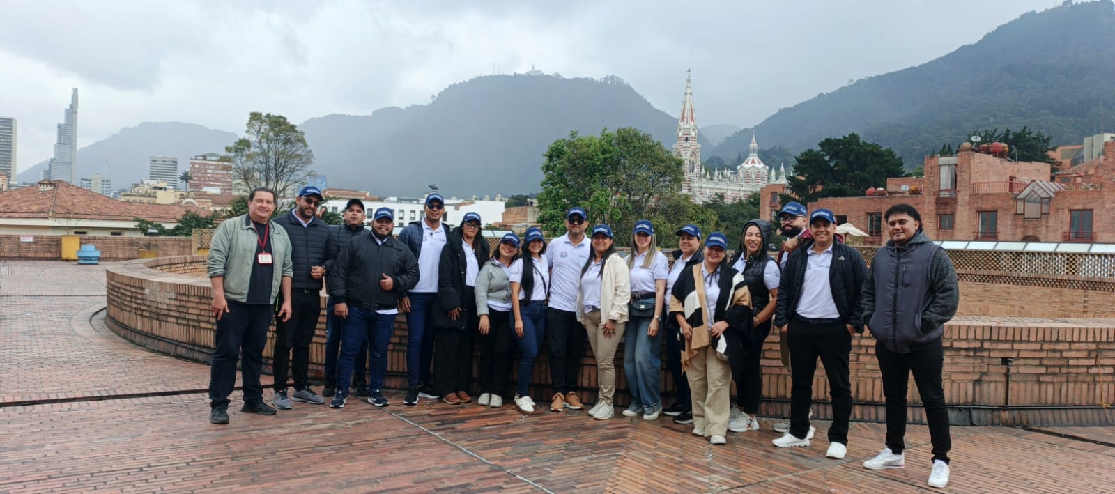 Funcionarios posan de pie en la plazoleta de una biblioteca en Bogotá.