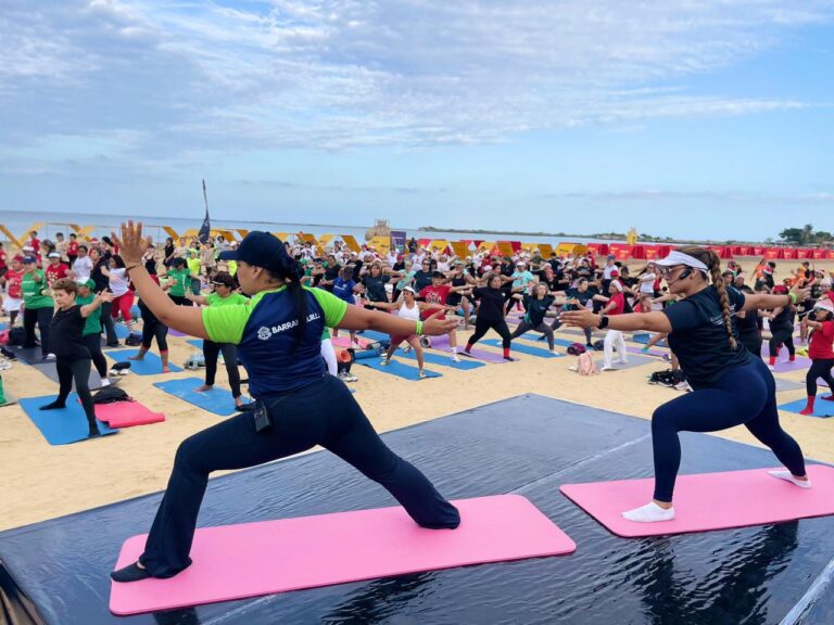 Usuarios disfrutando de una clase de Yoga en Puerto Mocho