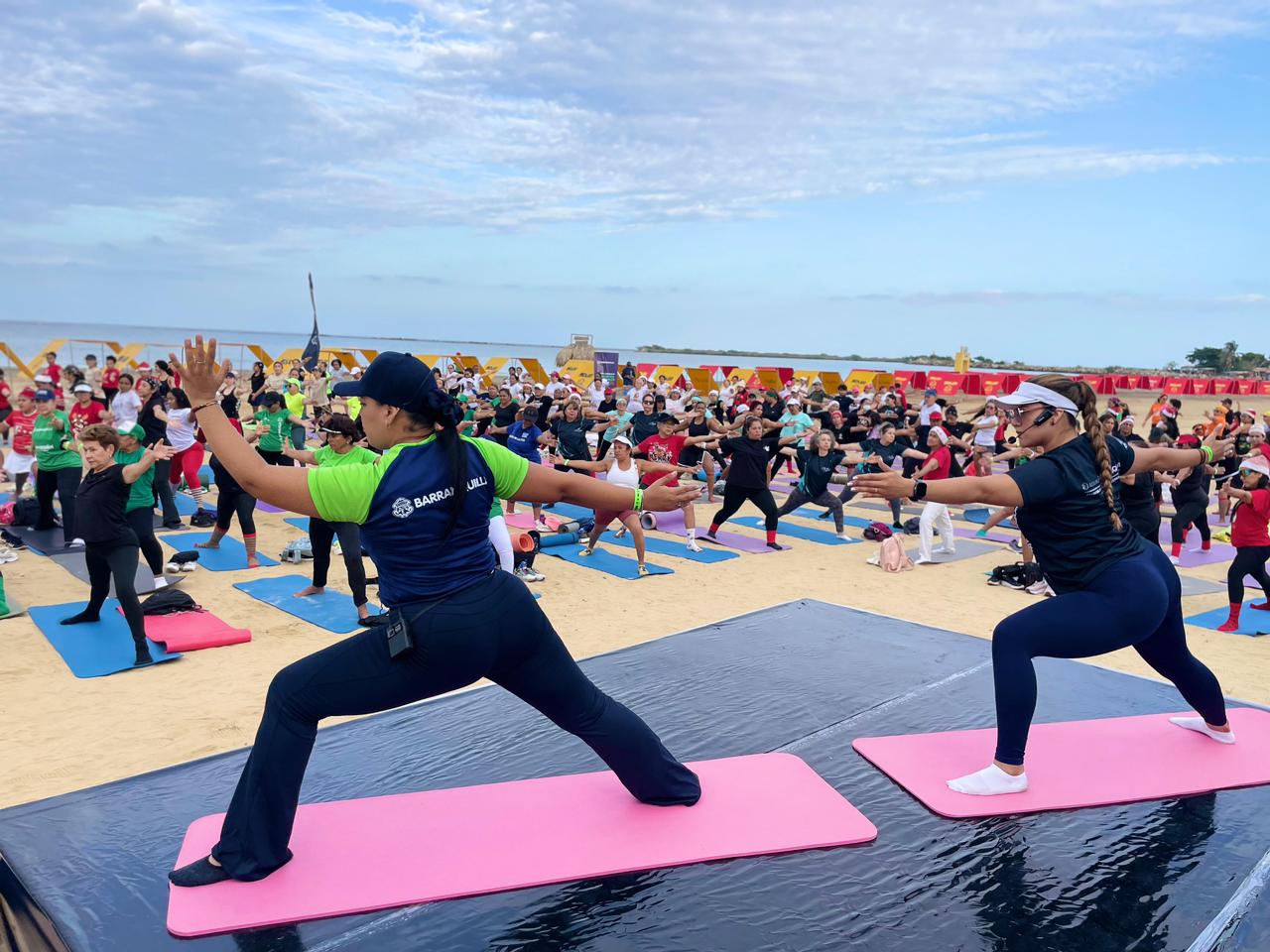 Usuarios disfrutando de una clase de Yoga en Puerto Mocho