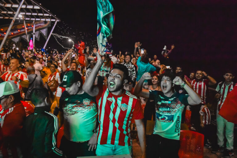 Grupo de aficionados del junior celebrando