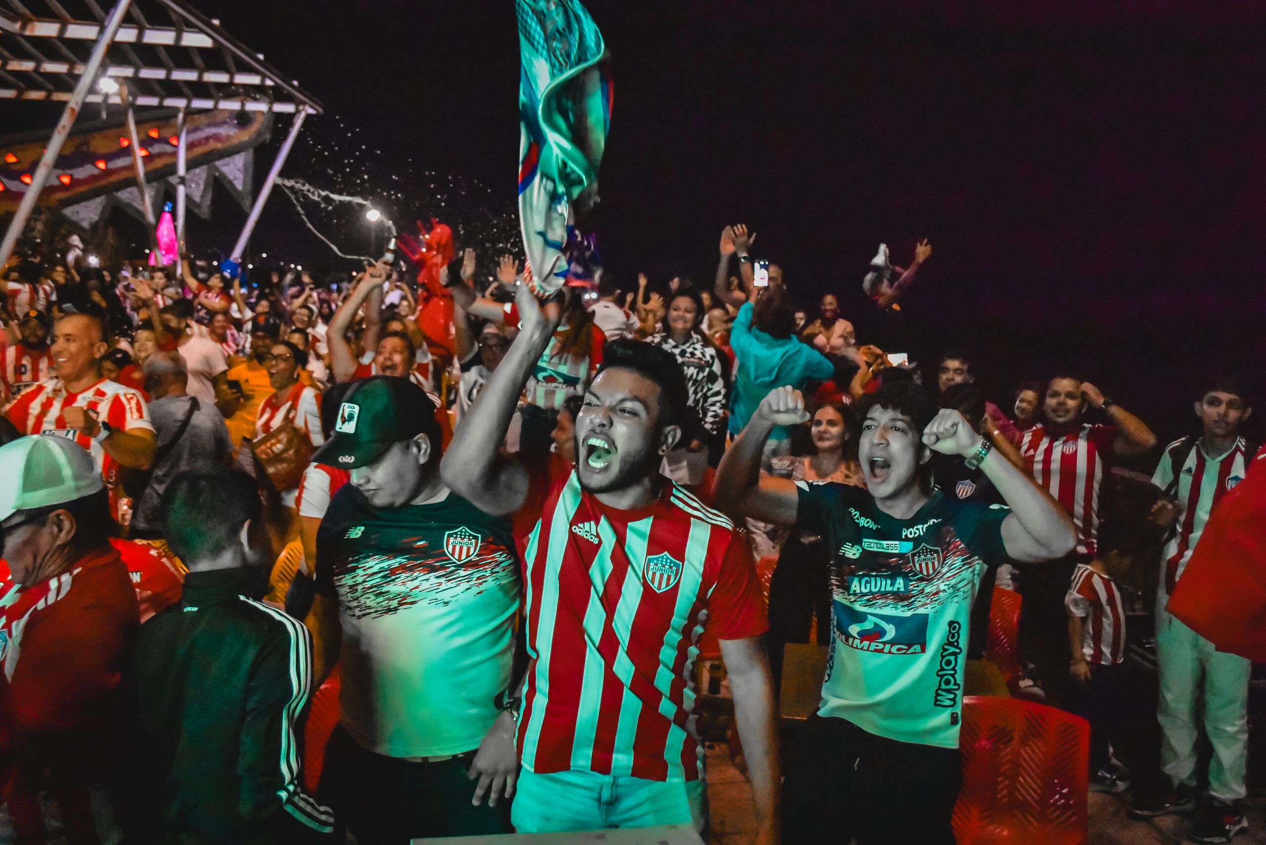 Grupo de aficionados del junior celebrando