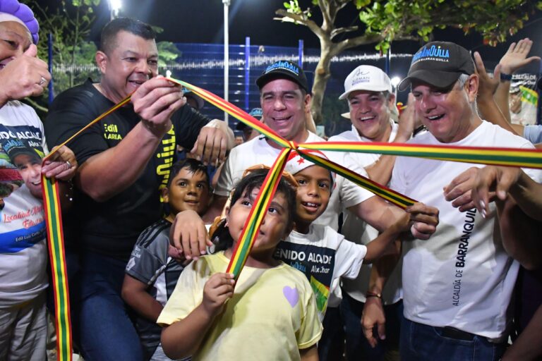 El Acalde Alejandro Char sosteniendo y cortando junto con varias persona una cinta tricolor (amarillo, rojo y verde)