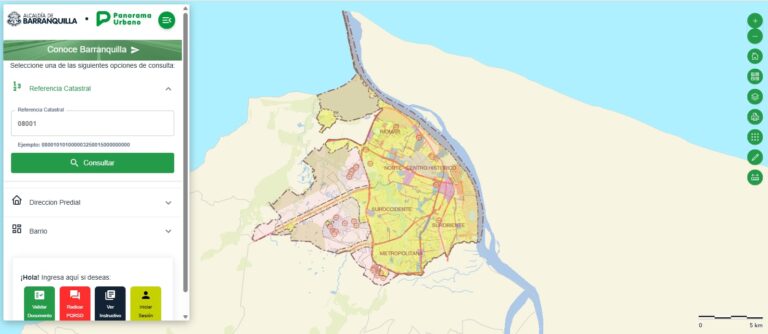 Interfaz de la plataforma digital Panorama Urbano de la Alcaldía de Barranquilla. A la izquierda se observa un panel con opciones para consultar información urbana, como referencia catastral, dirección predial y barrio, además de botones para validar documentos y radicar solicitudes. A la derecha aparece un mapa detallado de Barranquilla y su área metropolitana, con sectores delimitados y el río Magdalena en la parte superior.