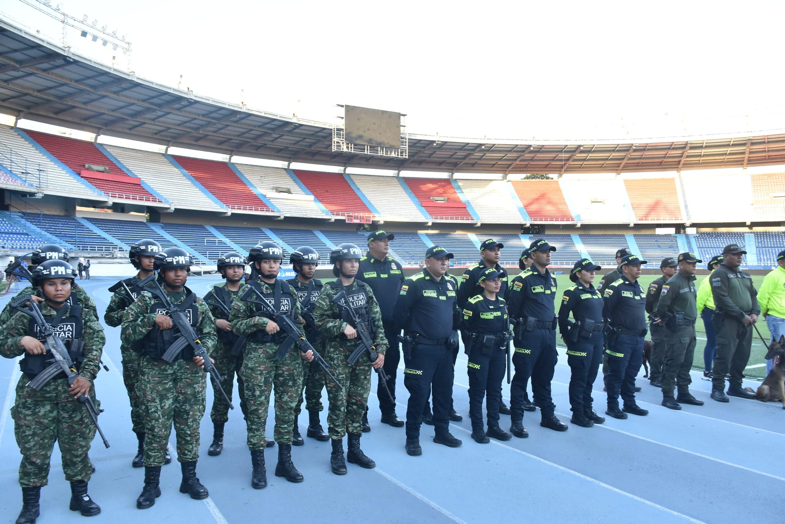 la policía nacional acompañado por tropas del Batallón de Policía Militar en dos filas agrupados en el estadio metropolitano