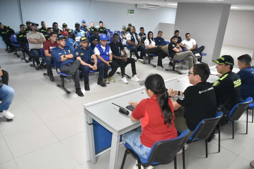 Personal del Distrito y Policía reunidos previo al juego Junior contra Atlético Nacional.