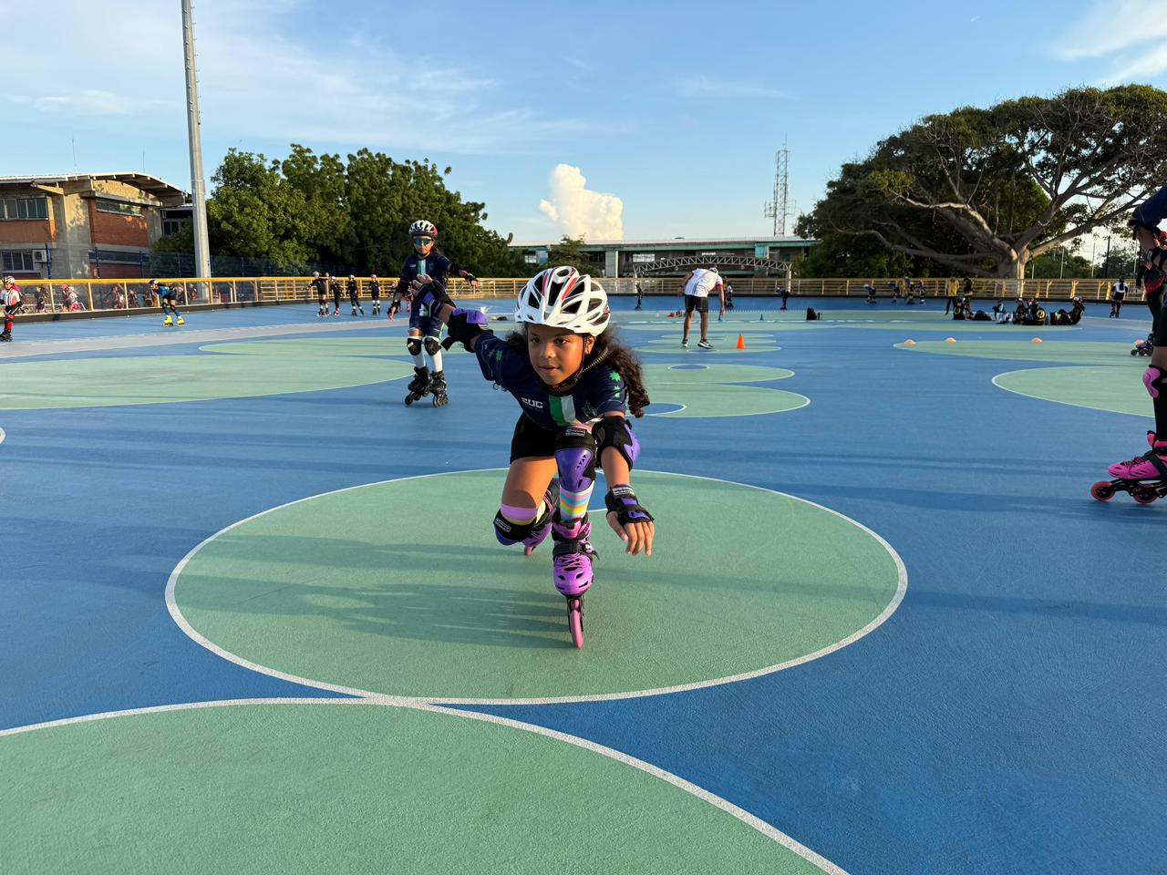 Usuaria patinando en el Polideportivo La Magdalena