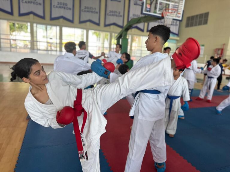 Jóvenes usuarios de nuestras escuelas practicando Karate