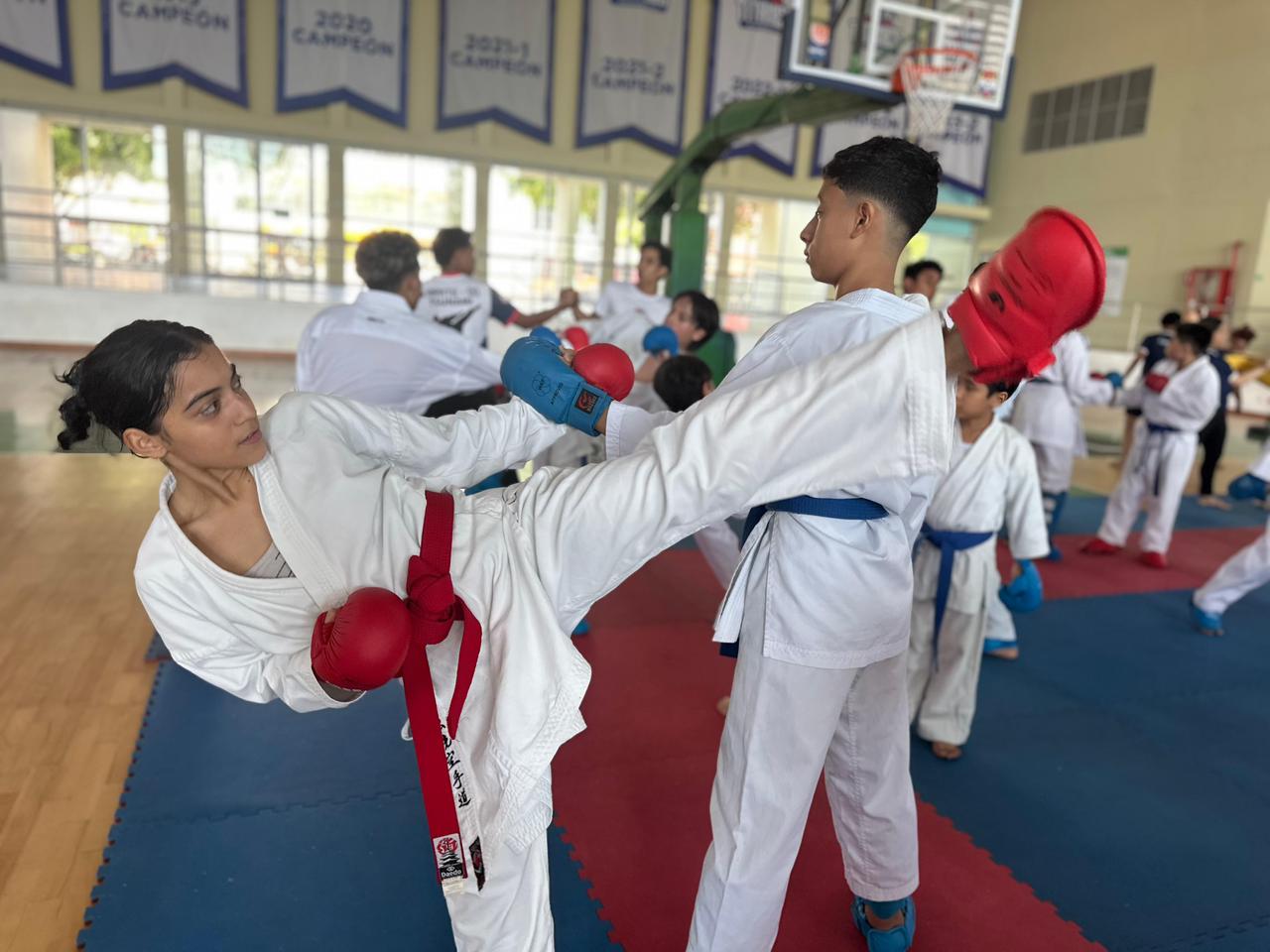 Jóvenes usuarios de nuestras escuelas practicando Karate