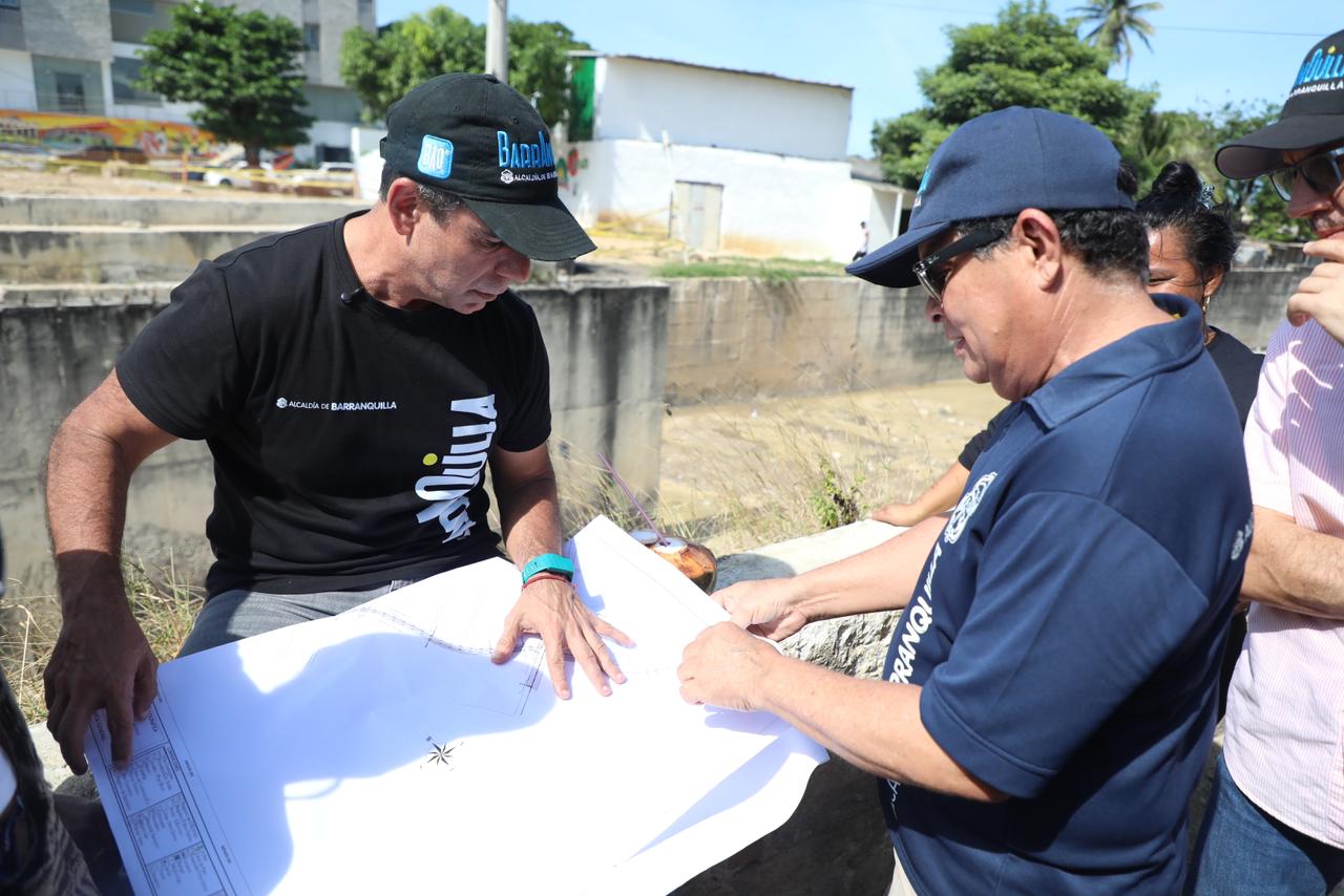 El Acalde Alejandro Char, revisando los planos de la obra
