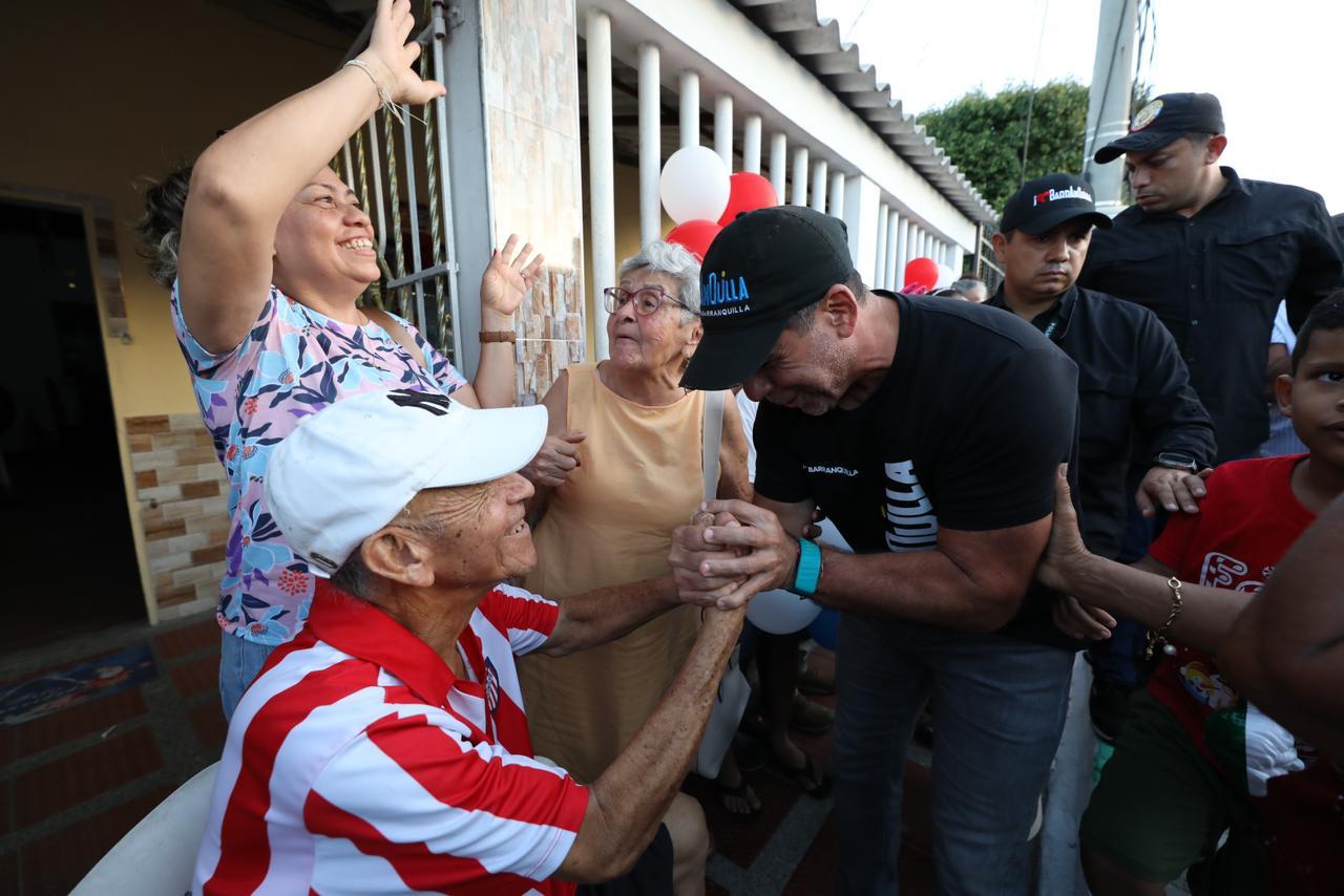 El Acalde Alejandro Char estrechando la mano a un adulto mayor