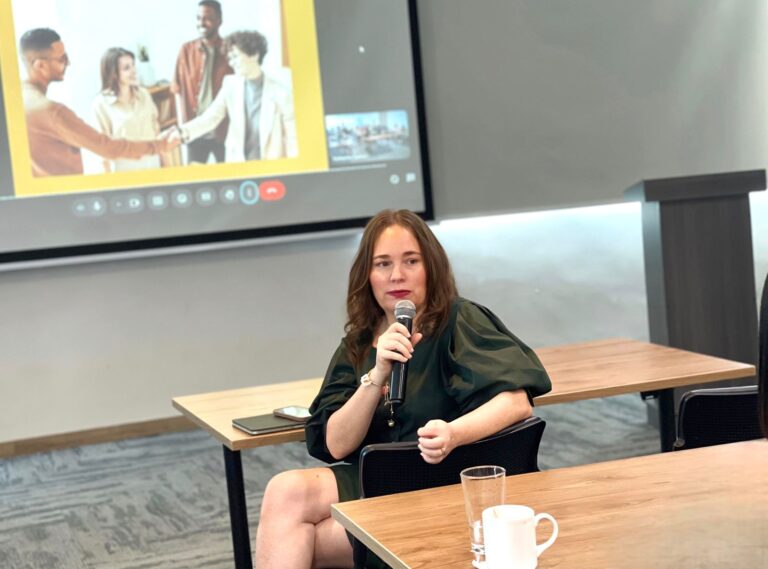 Ana Maria Badel jefa de la oficina de relaciones internacionales