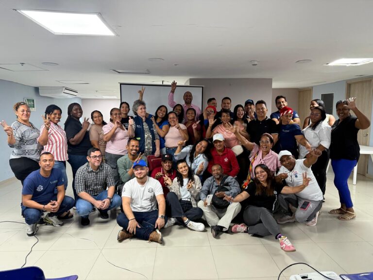 Participantes reunidos con el docente capacitador