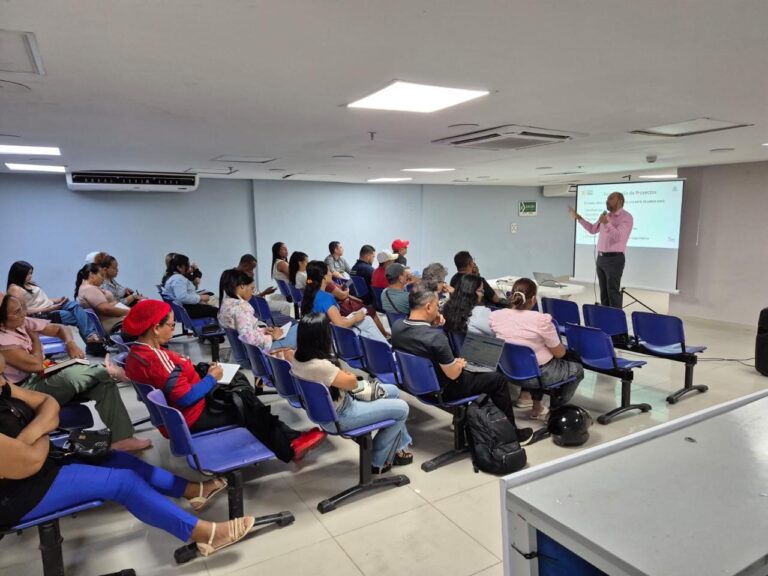 Docente capacitador y participantes