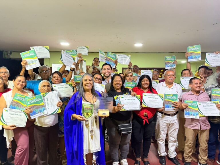 Grupo de líderes comunales posando con certificados de participación en las mesas de trabajo de la política pública comunal