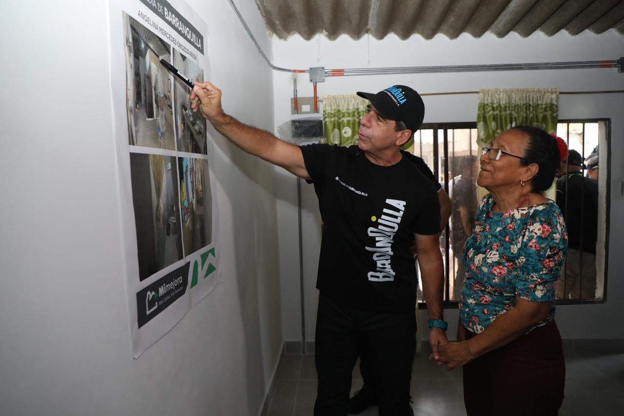 Alcalde Char acompañado de beneficiaria de mejoramiento de vivienda.