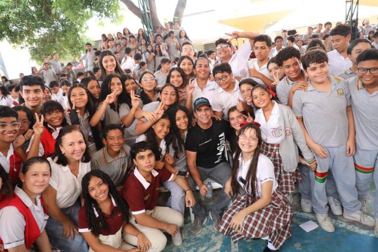 Alcalde Char acompañado de estudiantes.