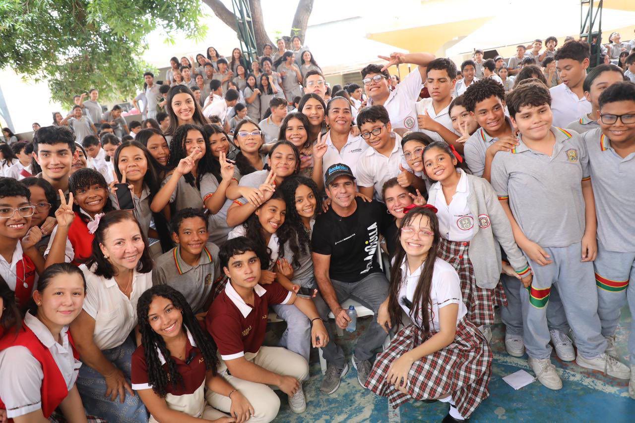 Alcalde Char acompañado de estudiantes.