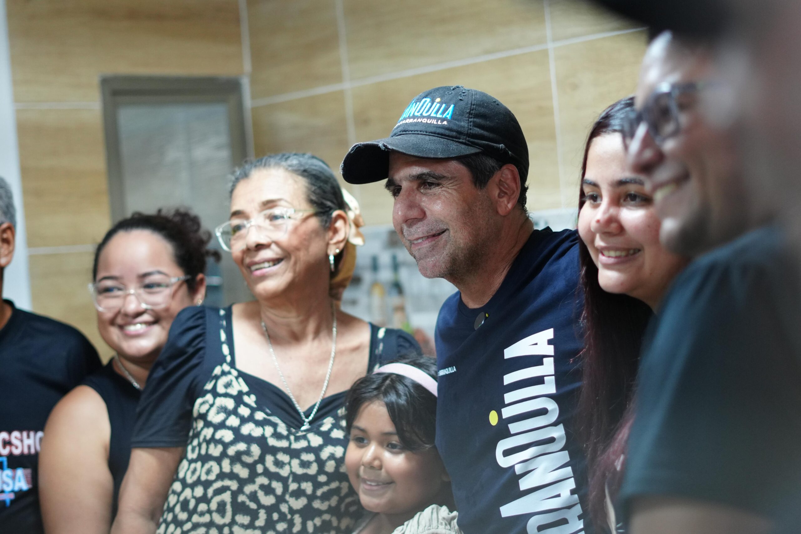 Alcalde Char acompañado de ciudadanos, pasando para foto.