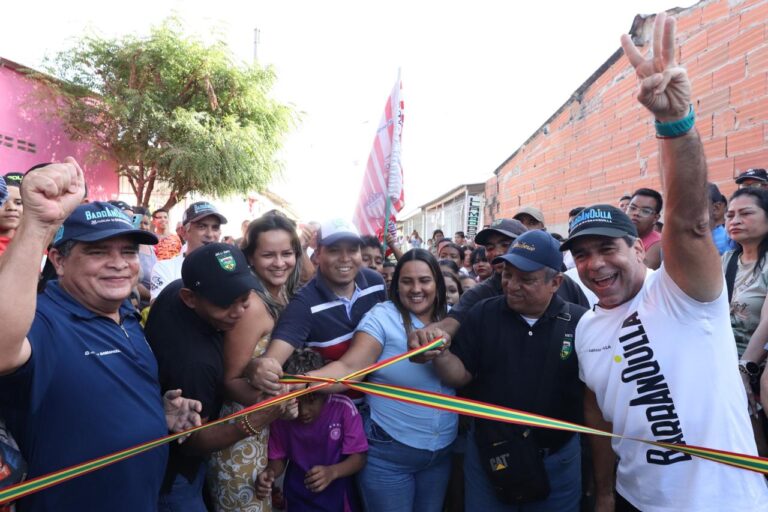 Alcalde Char, Rafael Lafont y comunidad de barrio la chinita en inauguración de calle