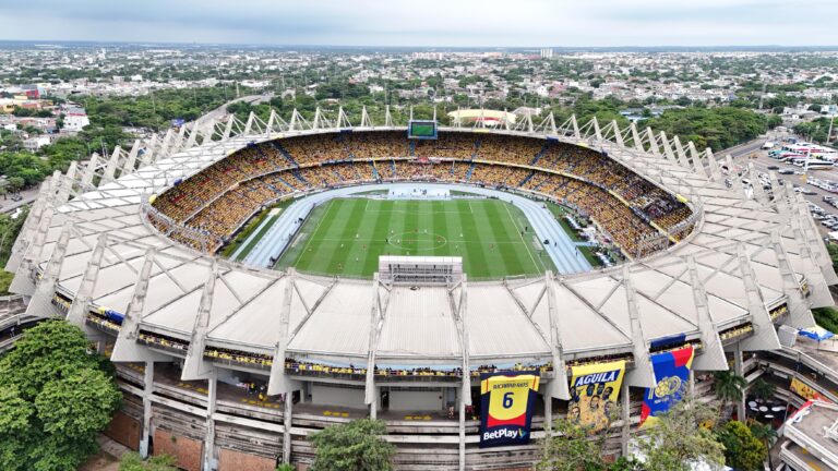 Estadio Metropolitano Roberto Meléndez en Barranquilla durante un partido de fútbol. El escenario está completamente lleno de aficionados, predominando el color amarillo en las gradas, lo que refleja gran asistencia y apoyo al equipo.