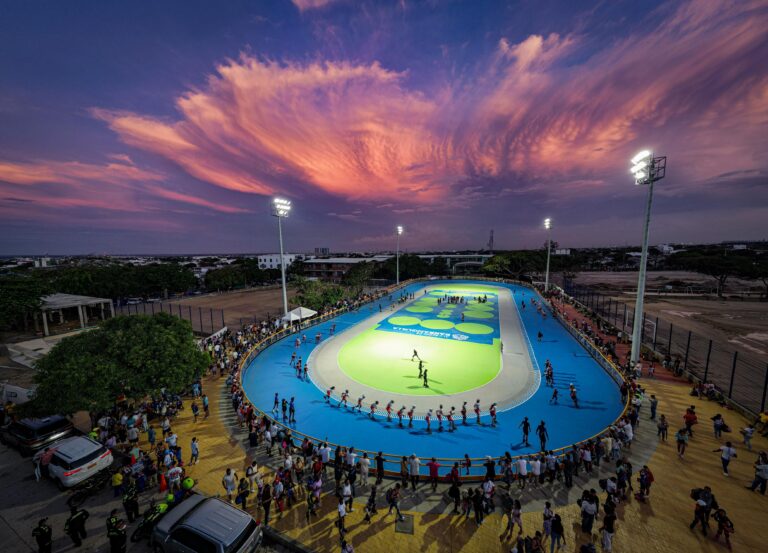 Pista de patinaje profesional iluminada con luces artificiales durante el atardecer