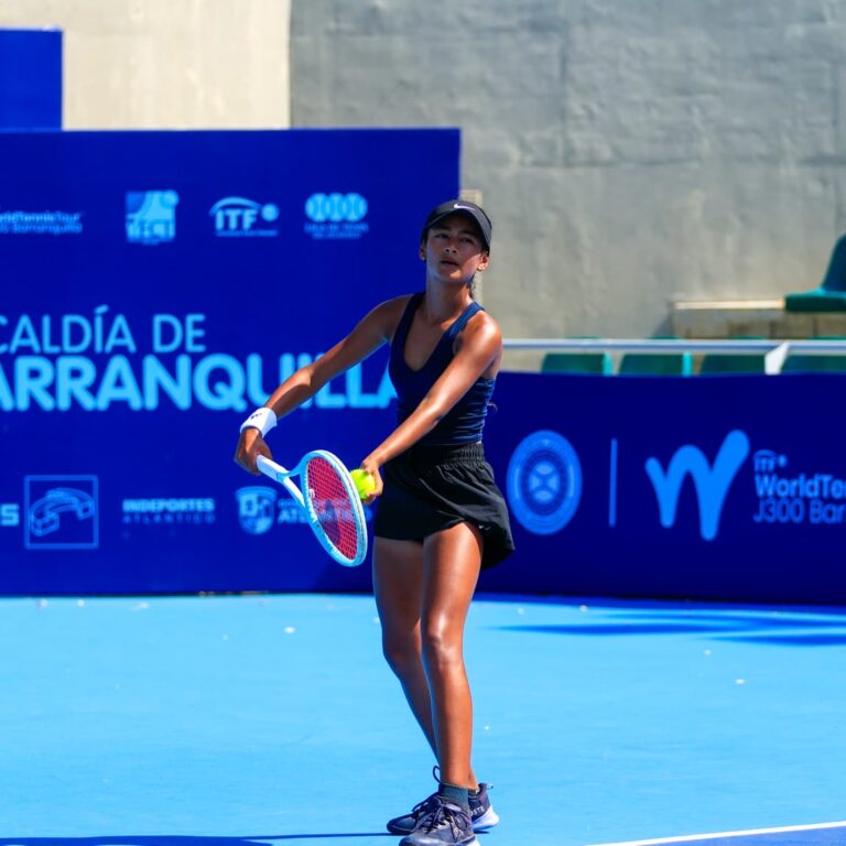 Mujer tenista con raqueta en mano y posiciòn de saque.
