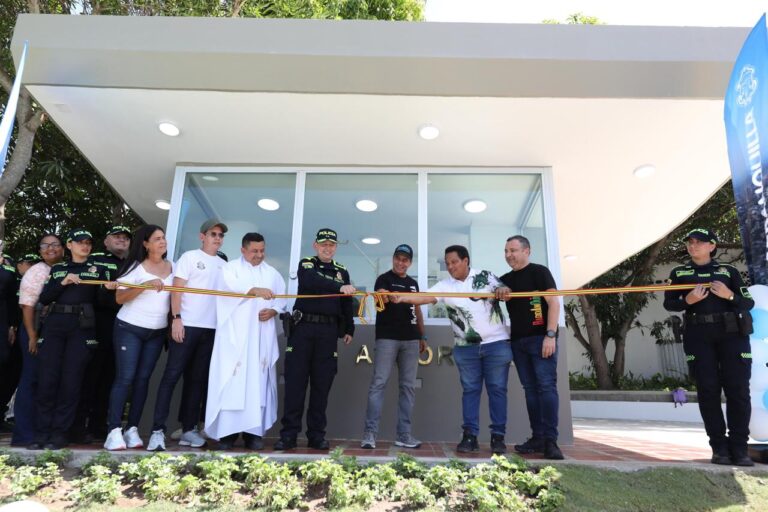 Alcalde Char, funcionarios alcaldía en inauguración de CAI la alboraya.