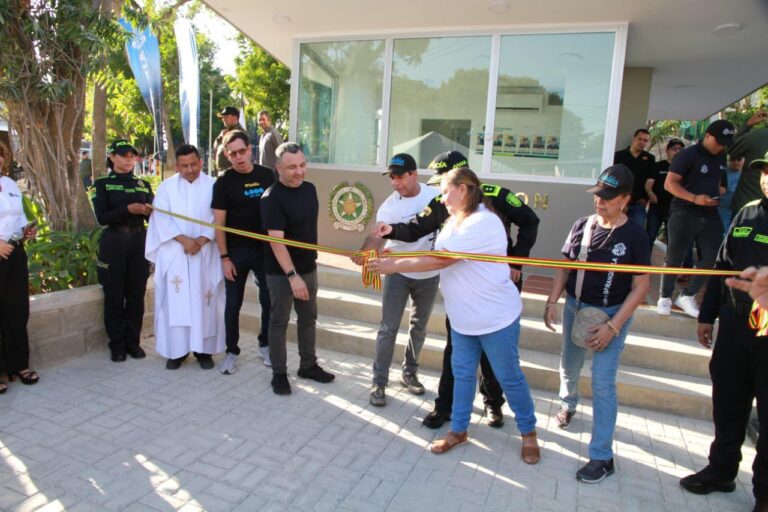 Alcalde Char y asistentes a inauguraciòn CAI el limon