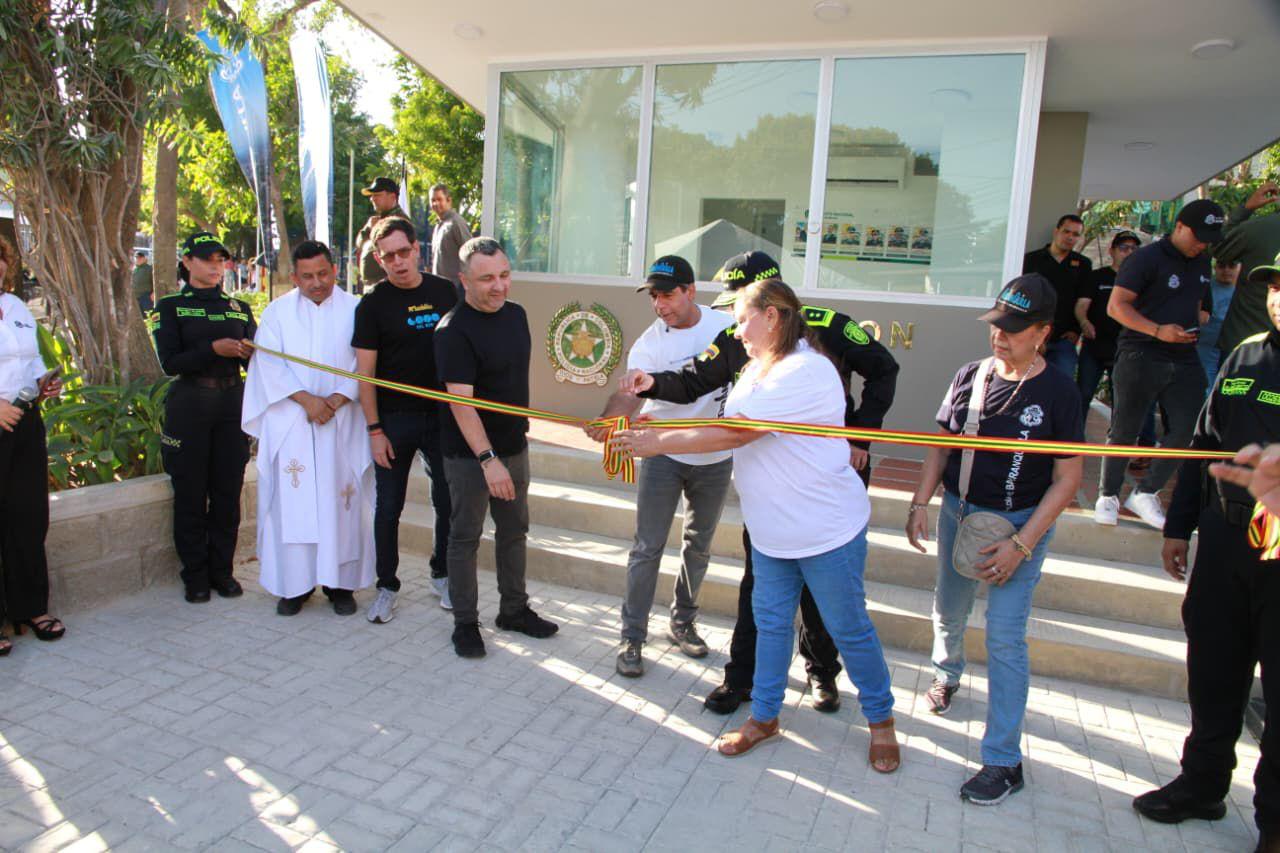 Alcalde Char y asistentes a inauguraciòn CAI el limon