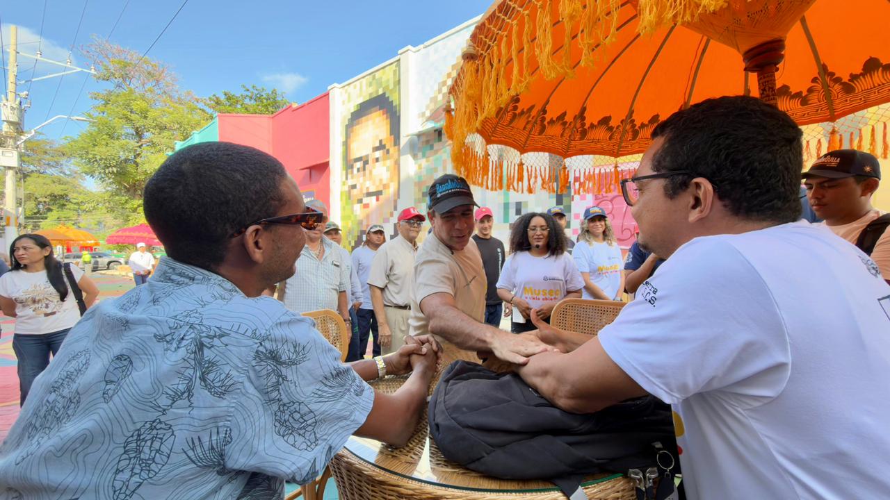 Alcalde Char junto artistas en callejon la libertad del barrio el prado.