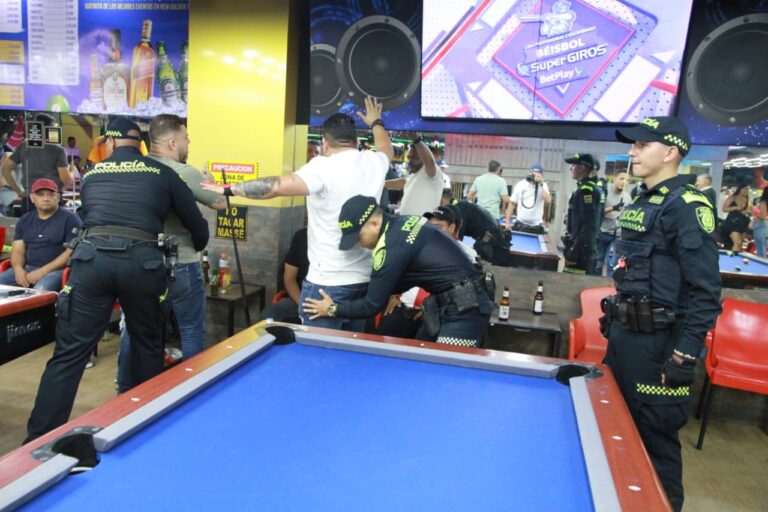 Personal de la policia en requisas en puntos de la ciudad durante las caravanas por la vida.