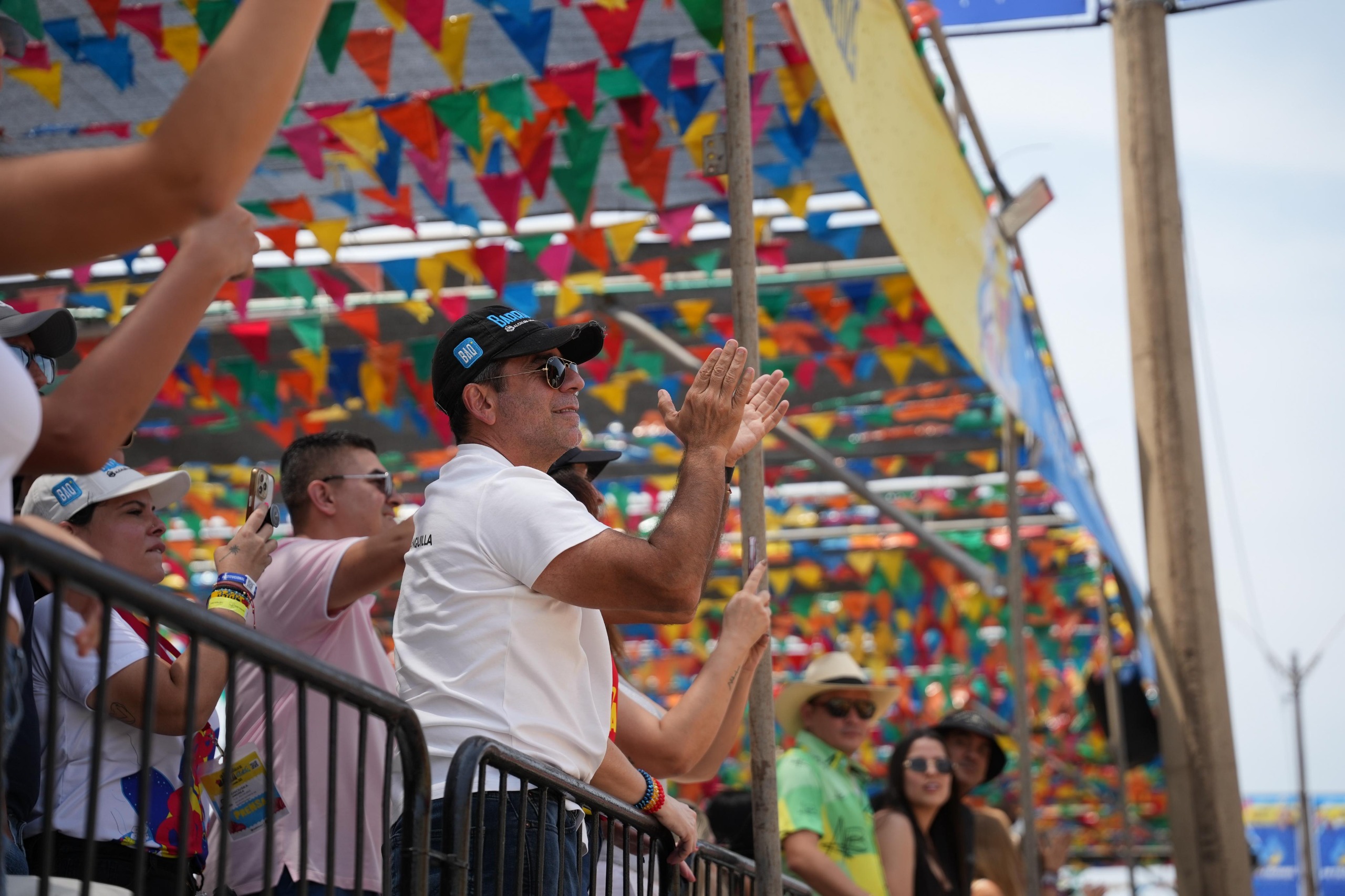 Acalde Alejandro Char, en un palco disfrutando el carnaval