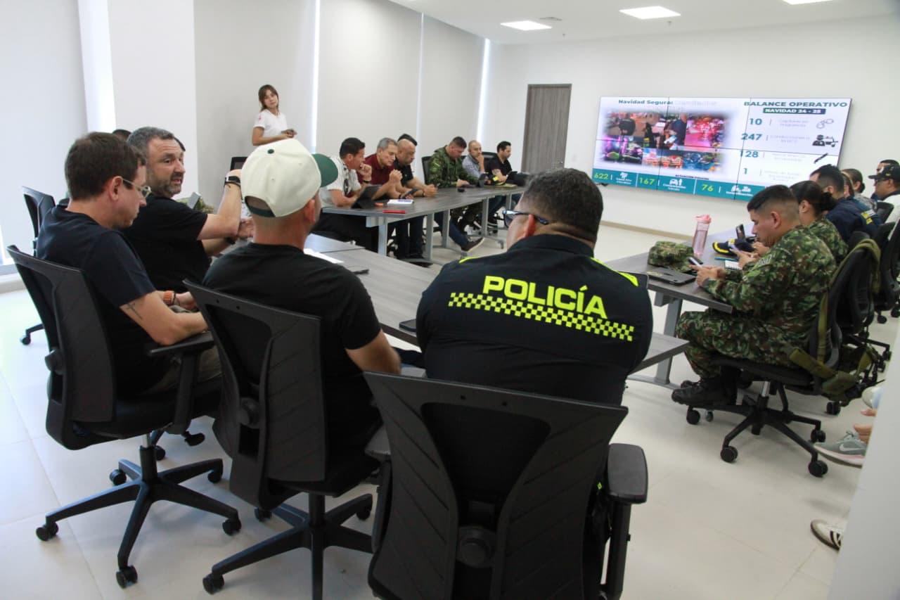Directivos y jefes de las fuerzas policiales y militares se reúnen en una sala de juntas en forma de U. Al fondo, una pantalla de gran formato presenta gráficos y texto con el título “Balance Operativo”, reflejando el análisis y seguimiento de los resultados estratégicos.