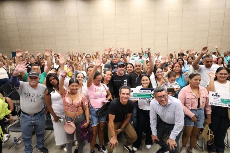 Alcalde Char posando para foto en compañía de beneficiaros de programa credichevere