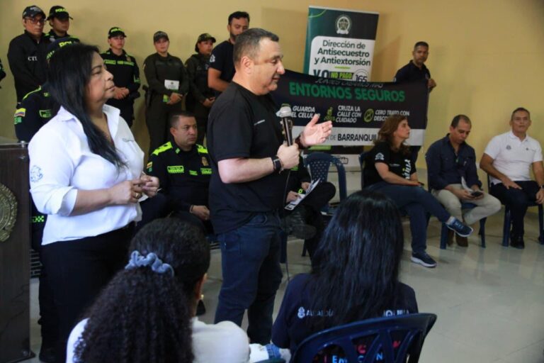 Yesid Turbay, Paola Amar, miembros de la policia en caravana entornos escolares seguros.