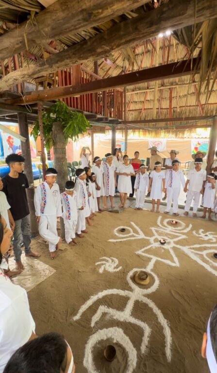 Miembros de comunidad étnica realizando ritual