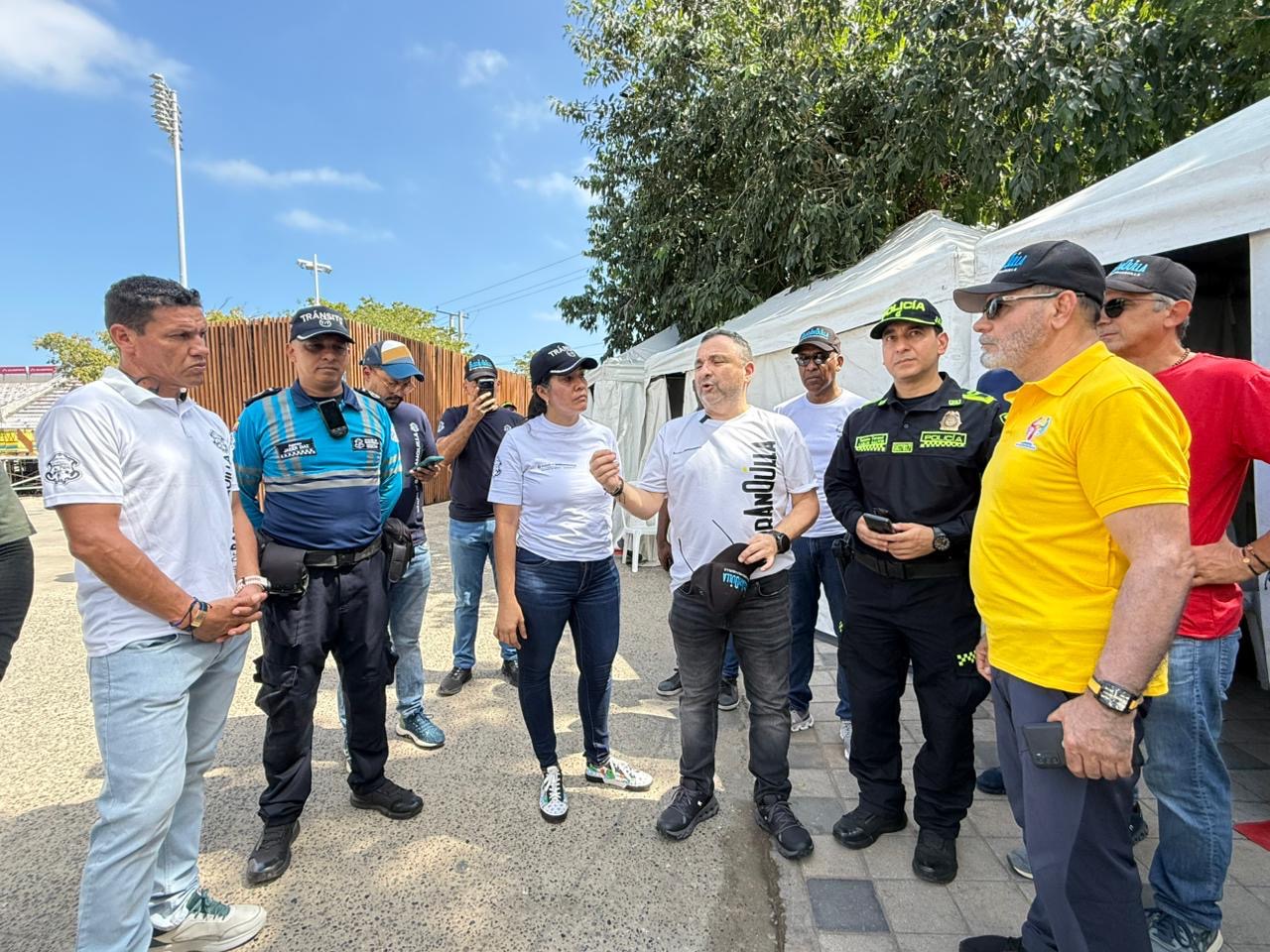 Comite de seguridad preparando todo para lectura del bando.