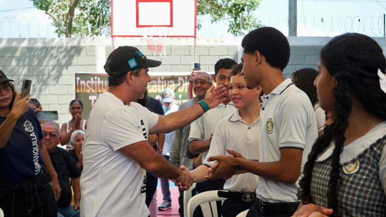 Alcalde Char saludando a estudiantes de Institución educativa distrital carrizal